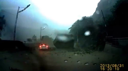 Video spaventoso da Keelung, Taiwan: frana investe un'auto